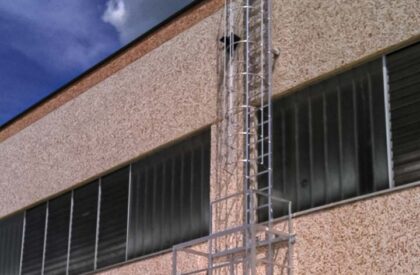 Scala alla marinara con piattaforma di riposo per azienda - © Metalsystem Milano