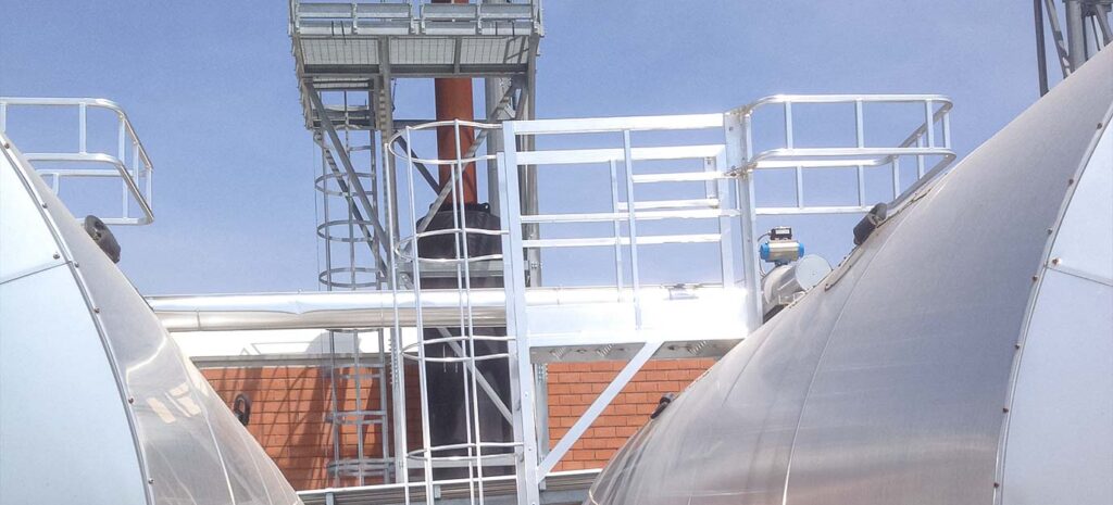 Scala con gabbia alla marinara per manutenzione silos - © Metalsystem Milano