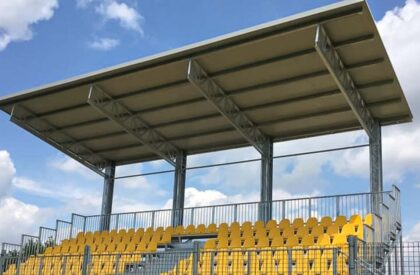 Tettoia antipioggia in carpenteria per tribuna stadio - © Metalsystem Milano