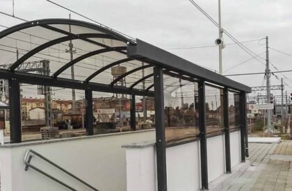 Entrata pensilina in policarbonato biprotetto per sottopasso stazione ferroviaria a Treviglio - Metalsystem Milano