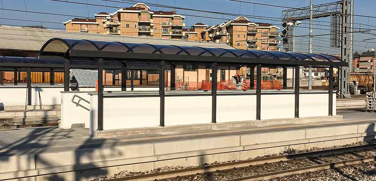 Pensilina in policarbonato biprotetto per sottopasso stazione ferroviaria a Treviglio - Metalsystem Milano