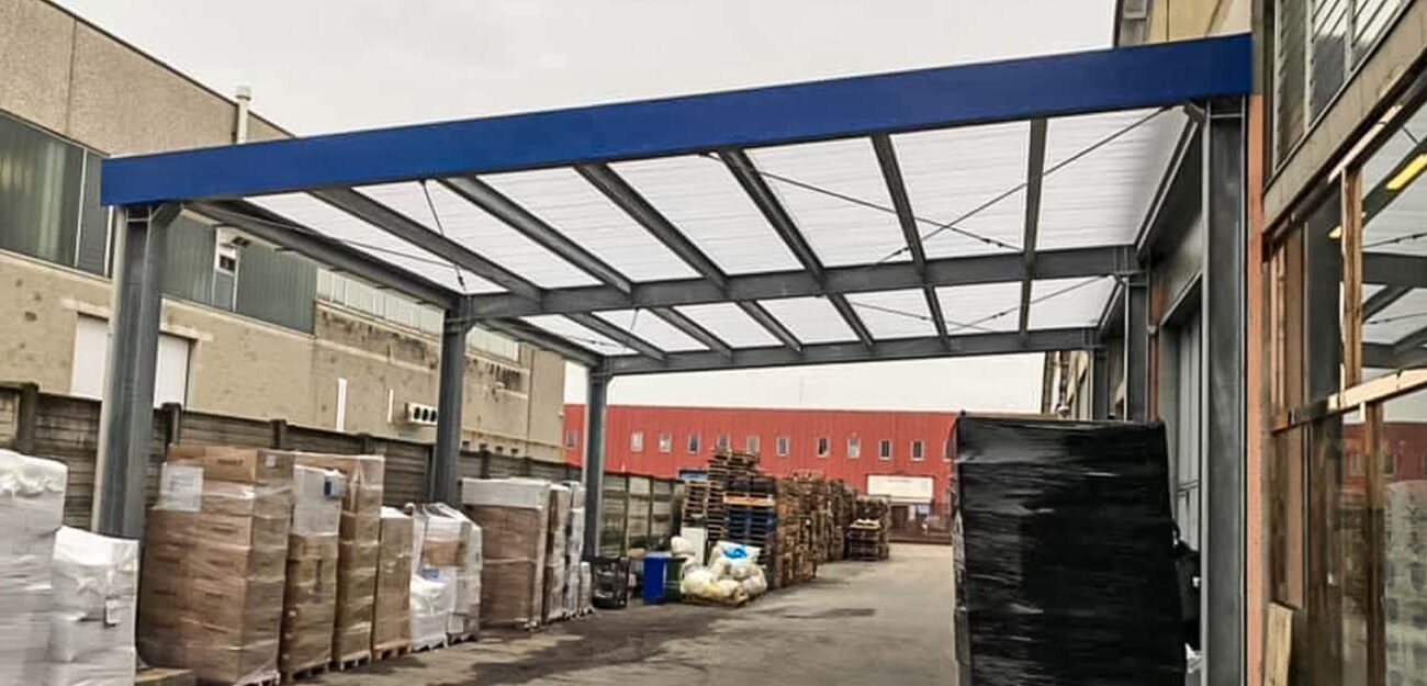 Tettoia per carico scarico merci e copertura in policarbonato alveolare trasparente: capannone a Monza - Metalsystem