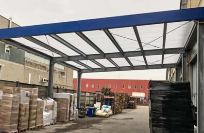 Tettoia per carico scarico merci e copertura in policarbonato alveolare trasparente: capannone a Monza - Metalsystem