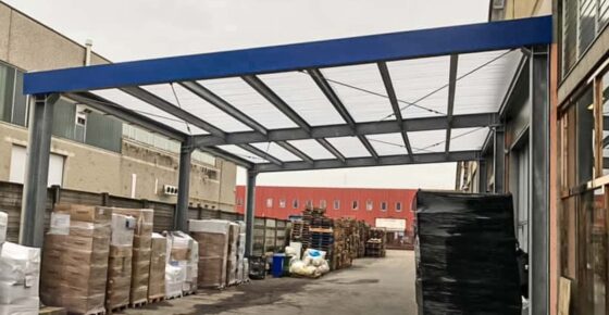 Tettoia per carico scarico merci e copertura in policarbonato alveolare trasparente: capannone a Monza - Metalsystem