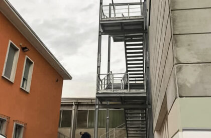 Vista frontale scala sicurezza antincendio per capannone a Monza - Metalsystem