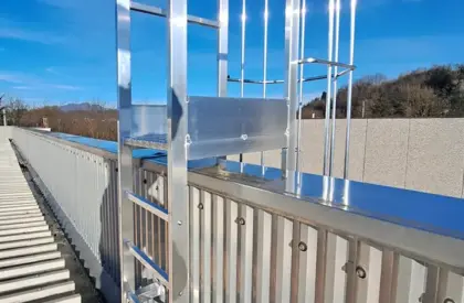 Dettaglio punto di sbarco scala con gabbia marinara - Realizzazione Metalsystem Milano