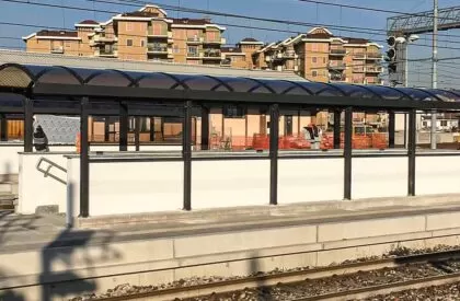 Pensilina in policarbonato biprotetto per sottopasso stazione ferroviaria a Treviglio - Metalsystem Milano