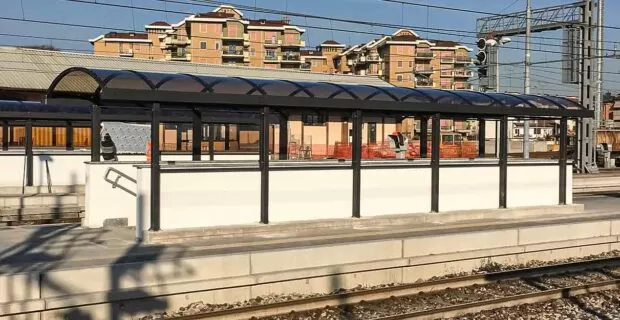 Pensilina in policarbonato biprotetto per sottopasso stazione ferroviaria a Treviglio - Metalsystem Milano