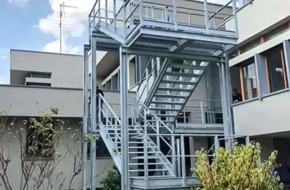 Dettaglio scala di sicurezza antincendio scuola media a Busto Arsizio